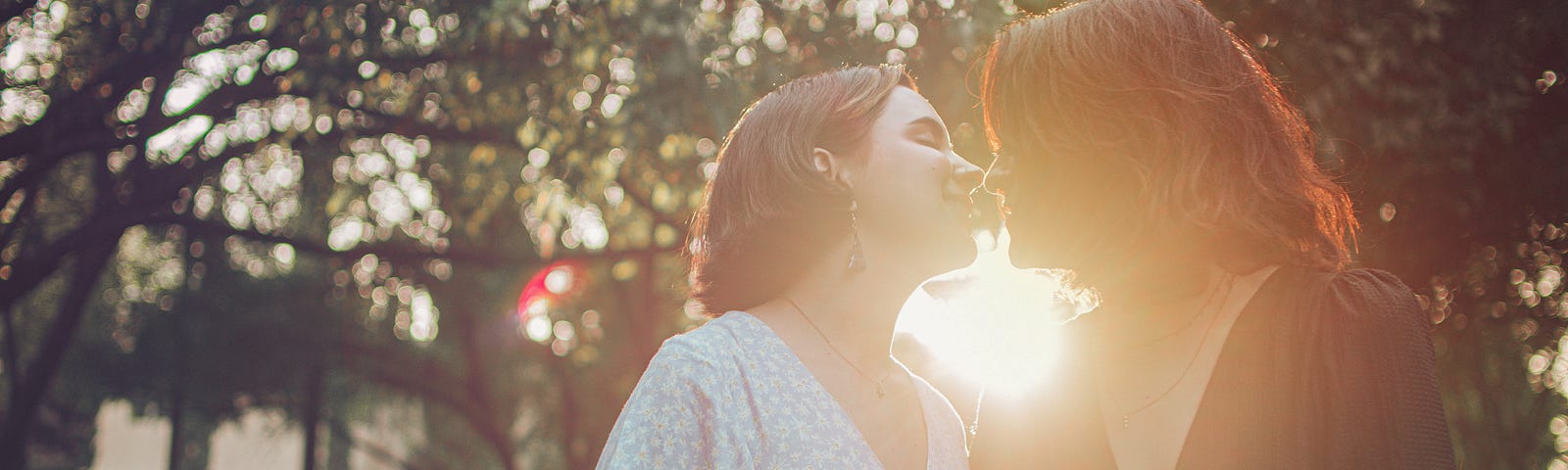 couple kissing