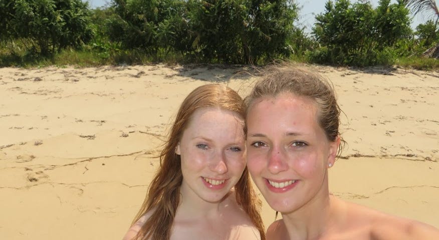 Kris Kremers e Lisanne Froon na praia em Bocas del Toro