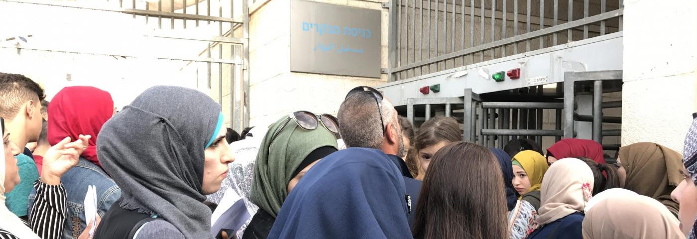 Palestinos de Jerusalén Este esperan en fila en la oficina del Ministerio del Interior israelí en Wadi al Yoz. (Foto: MEE)