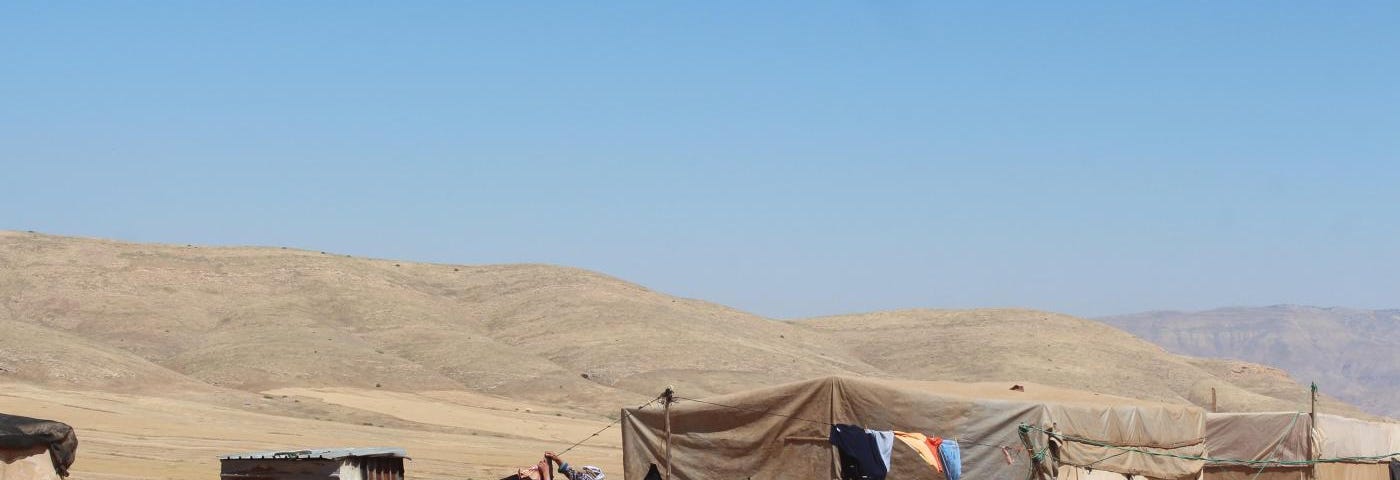 Una mujer palestina pone ropa a secar antes de ser expulsada de Jirbet Humsa al Fawqa. (Foto: MEE / Shatha Hamad)