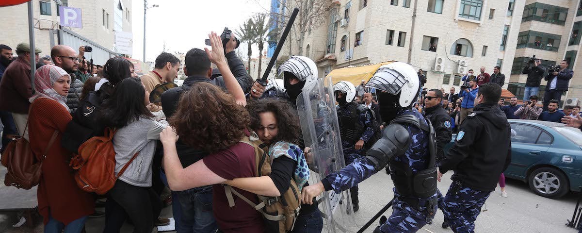 La policía de la Autoridad Palestina interviene violentamente contra una protesta en Ramala, Cisjordania, el 12 de marzo de 2017. (Foto: Isam Rimawi / Anadolu)