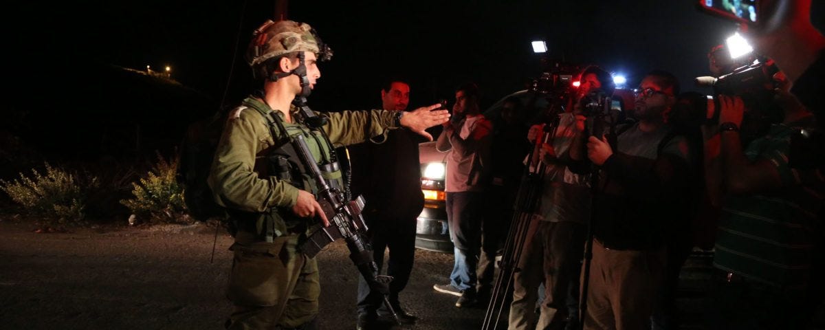 Soldados israelíes les dicen a los periodistas que se vayan después de disparar y matar a un palestino en Ramala, Cisjordania, el 31 de octubre de 2016. (Foto: Isam Rimawi / Anadolu)