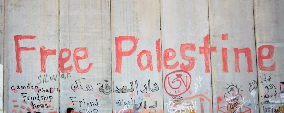 Unos niños palestinos en el 'lado oriental' del muro de separación israelí, cerca de la aldea de Abu Dis, el 3 de abril de 2014. (Foto: Said Qaq / APA Images)