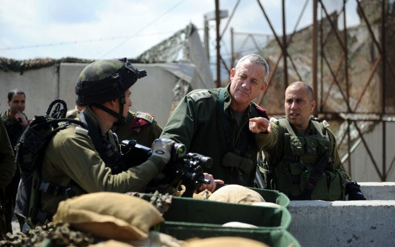 El teniente general Benny Gantz, en el centro, con unos soldados, en 2012. (Foto: IDF, vía Flickr)