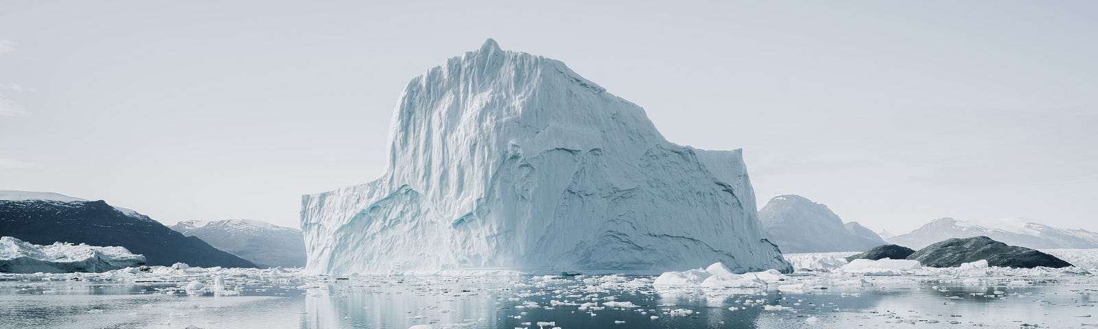 Foto de um iceberg em meio ao oceano
