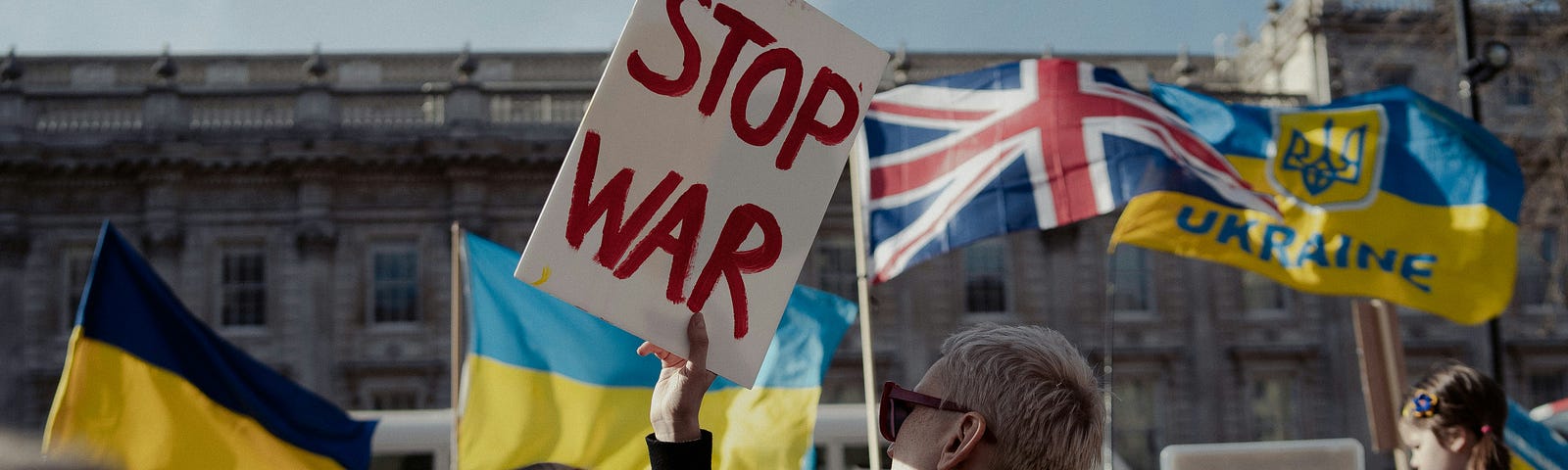 Ukrayna-Rusya Savaşı ve Uluslararası Hukuk Uluslararası savaş hukukunu düzenleyen sözleşmelerin öncelikli amaçları sivilleri ve silahlı güçleri birbirinden ayırarak bölgedeki sivil unsurları silahlı çatışmalardan korumaktır.