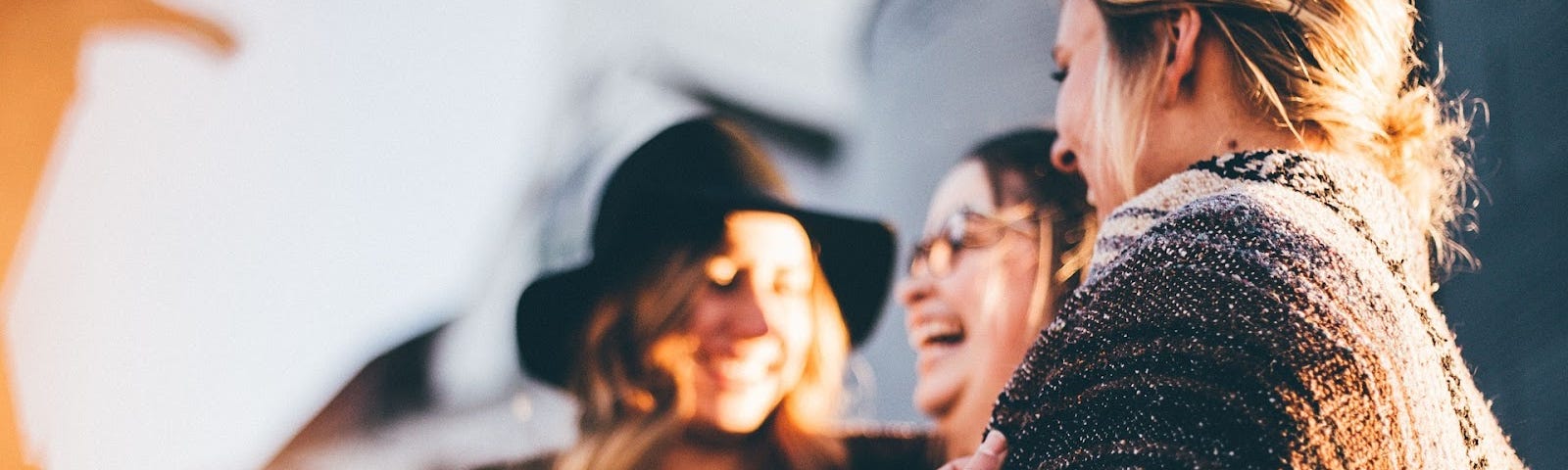 Photo de trois femmes qui rigolent ensemble