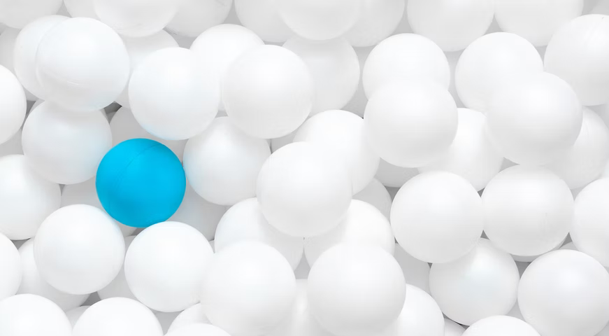 Imagem com bolas brancas e uma bola branca em destaque