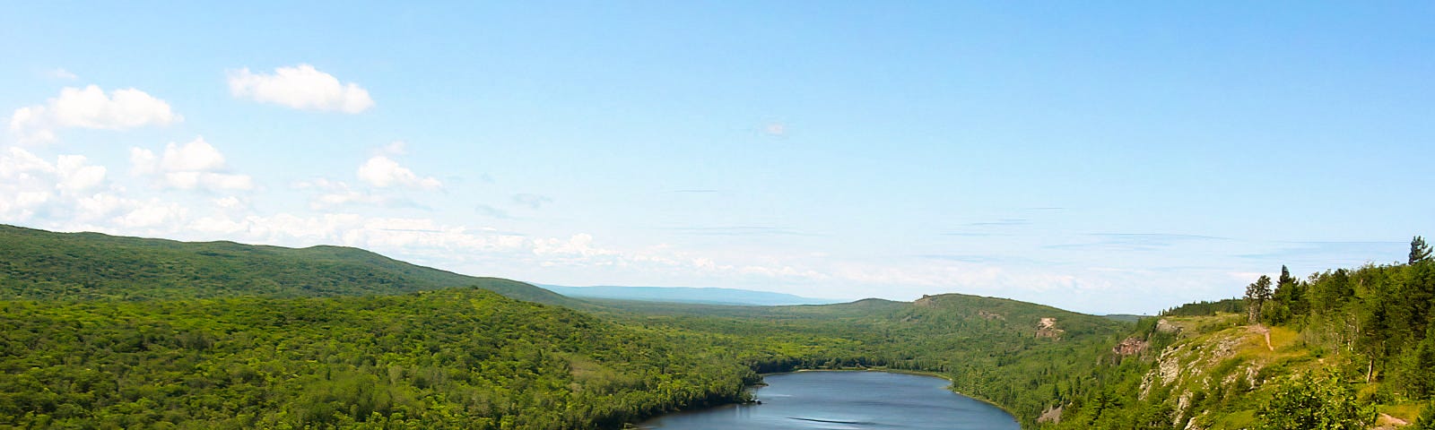 Lake of the Clouds as viewed from the Escarpment trail., Photo by Troy A. Heck, I, the copyright holder of this work, release this work into the public domain. This applies worldwide., File:FullLakeOfTheClouds.JPG — Wikimedia Commons