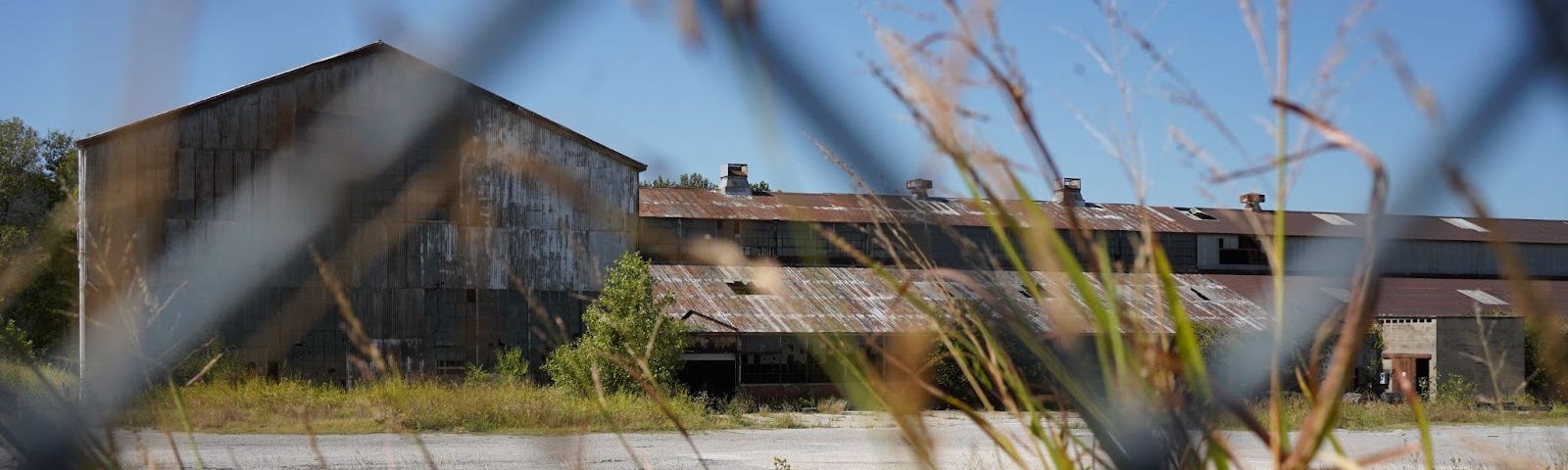 A photograph of a huge abandoned factory in Greenwood, Tulsa.