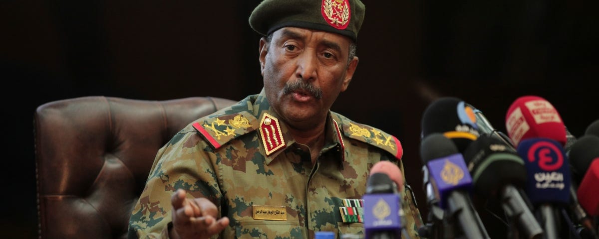 Le général en chef de l’armée soudanaise, Abdel Fattah al-Burhan, tient une conférence de presse à Khartoum le 26 octobre 2021, après avoir renversé le fragile gouvernement de transition du Premier Ministre Abdallah Hamdok, établi à l’issu de la chute du général Omar El Béchir en 2019. Crédit : Marwan Ali / AP Photo