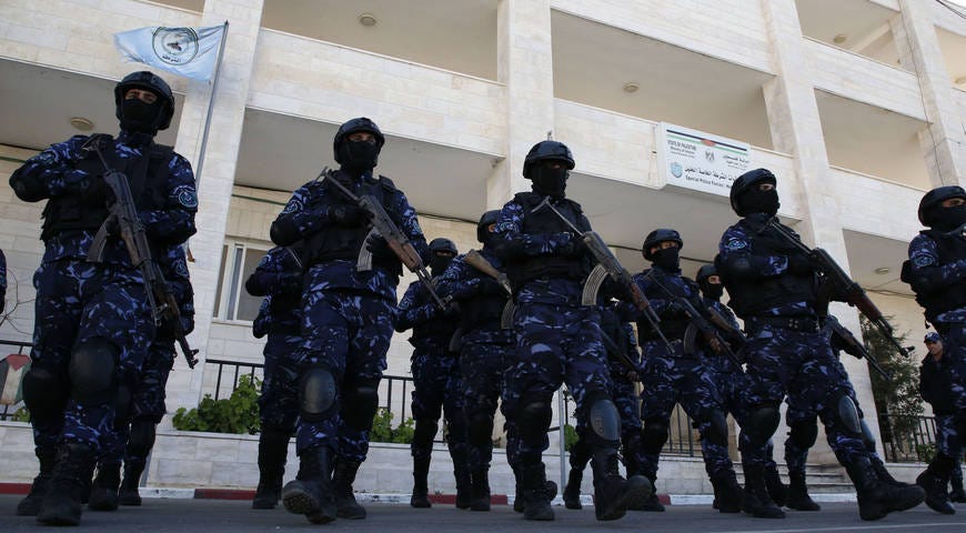 Policías palestinos participan en una sesión de formación en su sede de la ciudad ocupada de Hebrón, en Cisjordania, el 30 de enero de 2019. (Foto: Hazem Bader / AFP / Getty Images)