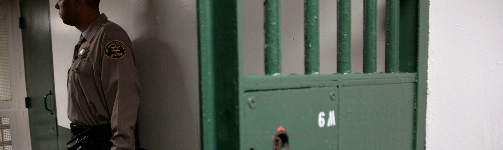 An LA County sheriff’s deputy stands guard at the LA County Men’s Central Jail. Photo by Jason Redmond/Reuters