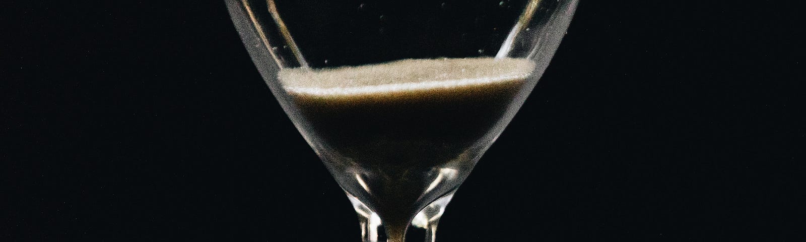 Image of an hourglass with sand.