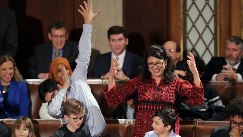 Tlaib usó su thobe palestino en la ceremonia. (Foto: Getty)