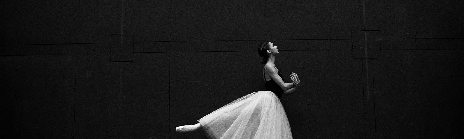 A female dancer en pointe in a tutu