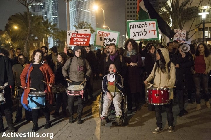 Activistas israelíes protestan frente a la sede del ejército israelí en Tel Aviv en solidaridad con la Gran Marcha del Retorno de Gaza, el 30 de marzo de 2019. (Foto: Keren Manor / Activestills.org)