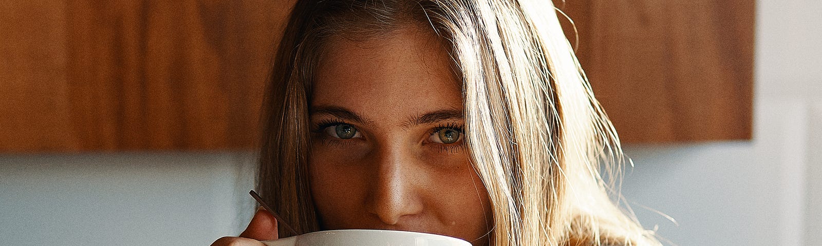 A girl dirinking coffee