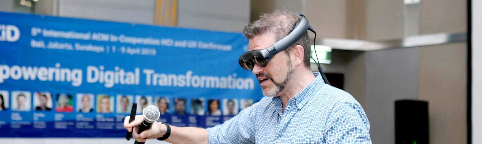 The modern DSS uses Artificial Inteligence in the way users interact with them. One of the examples is AR/VR as user interface for simulations.