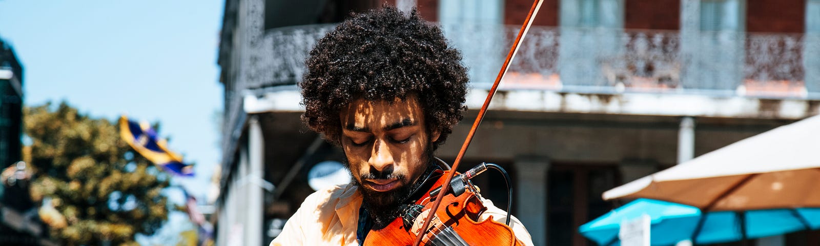 Man playing a violin in the streets. (Lofi-Music?)