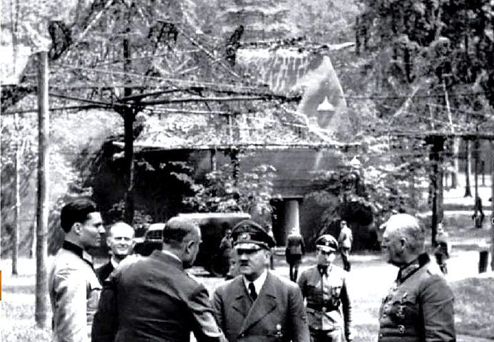 Hitler shaking hands with Bodenschatz, accompanied by Stauffenberg (left) and Keitel (right). Bodenschatz was seriously wounded five days later by Stauffenberg’s bomb. Rastenburg, 15 July 1944. (Image source: Wikimedia Commons). Creative Commons license: CC BY-SA 3.0 DE.