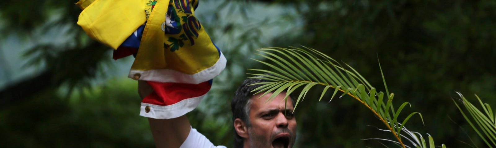 El líder de la oposición venezolana, Leopoldo López, saluda a un grupo de manifestantes desde su casa de Caracas, tras ser excarcelado el 8 de julio de 2017. (Foto: AP / Fernando Llano)