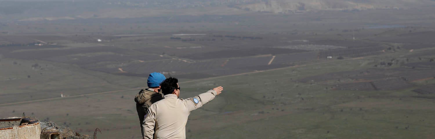 Personal de la ONU en un puesto de observación mientras vigila la frontera entre Israel y Siria en los Altos del Golán, el 21 de enero de 2019. (Foto: Yalaa Marey / AFP / Getty Images)