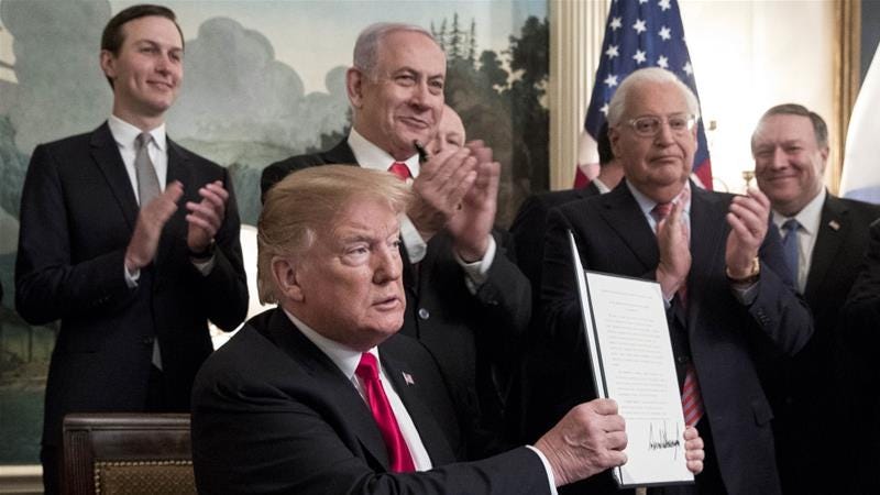 El asesor de la Casa Blanca Jared Kushner y el primer ministro israelí Benjamín Netanyahu aplauden cuando el presidente Donald Trump muestra una orden firmada que reconoce los Altos del Golán como territorio israelí. (Foto: Getty / Michael Reynolds)