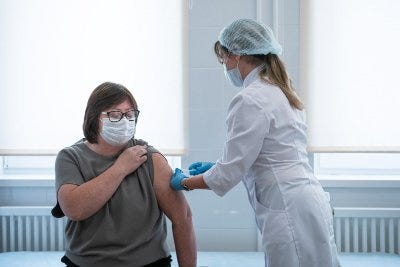 新型コロナウイルス感染症 (COVID-19) 予防でワクチン接種するロシア国民