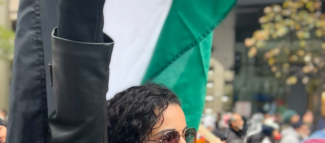 Imagem: Hyatt Omar em manifestação pró-Palestina Livre, em Toronto (Canadá)