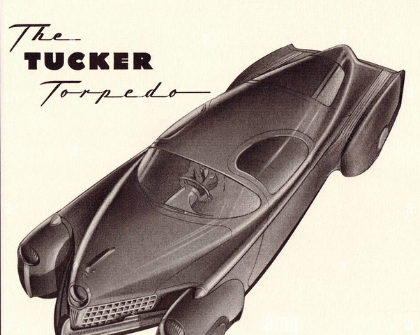 La imagen muestra un dibujo en blanco y negro de un automóvil antiguo con diseño futurista denominado “The Tucker Torpedo”. El vehículo tiene líneas aerodinámicas, una carrocería alargada y lisa con guardabarros prominentes que cubren las ruedas delanteras y traseras. En el centro del capó hay un faro circular. La tipografía sobre el dibujo tiene un estilo clásico y anuncia el nombre del automóvil.