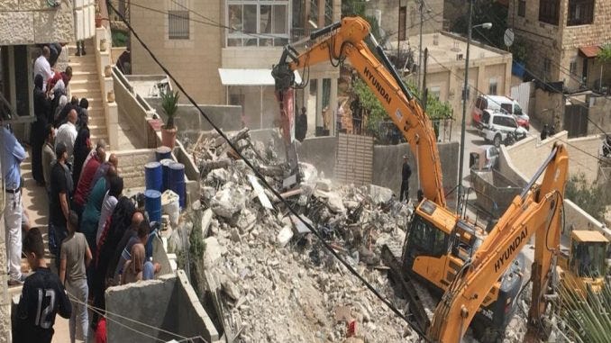 Las fuerzas israelíes derriban la casa de la familia Maghrabi en Qalandia, el 2 de enero de 2019. Foto: Wadi Hilweh Information Center.