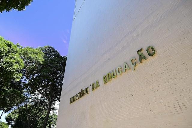 Foto da faixada do Ministério da Educação.