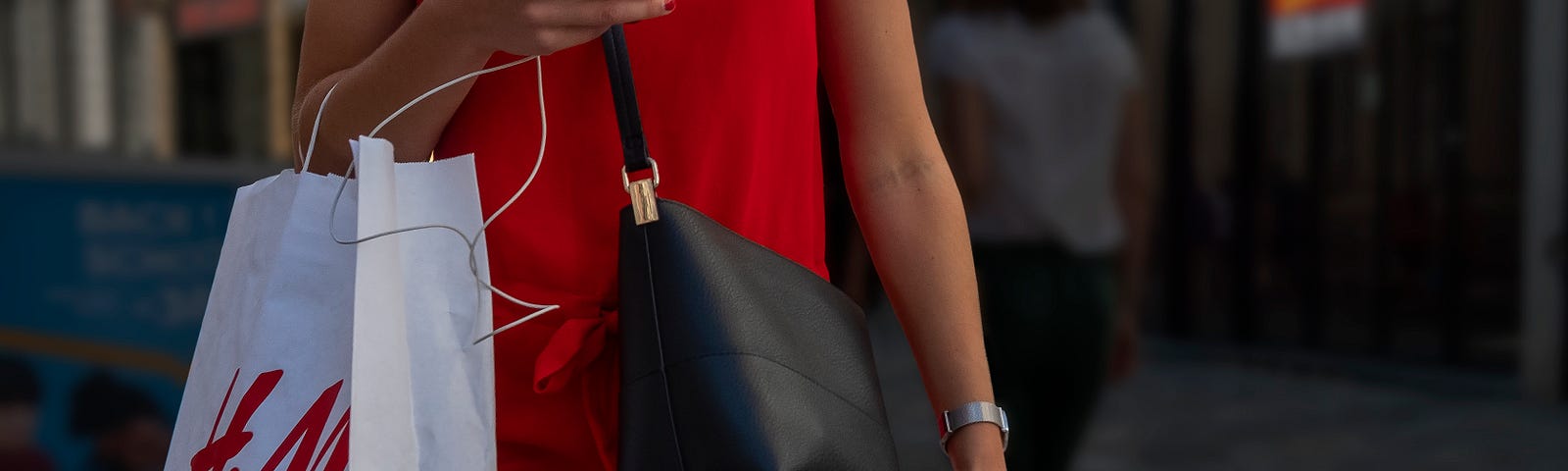 A women carrying an H and M shopping bag