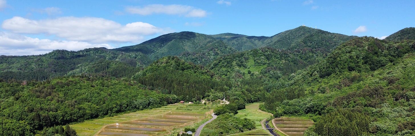 Mokuzo-yama lies under a blue sky with rice fields in the foreground. This is where the ancestors of Shinzo Abe and Kurosawa Akira fought against the Minamoto Clan in the Former Nine Years’ War.