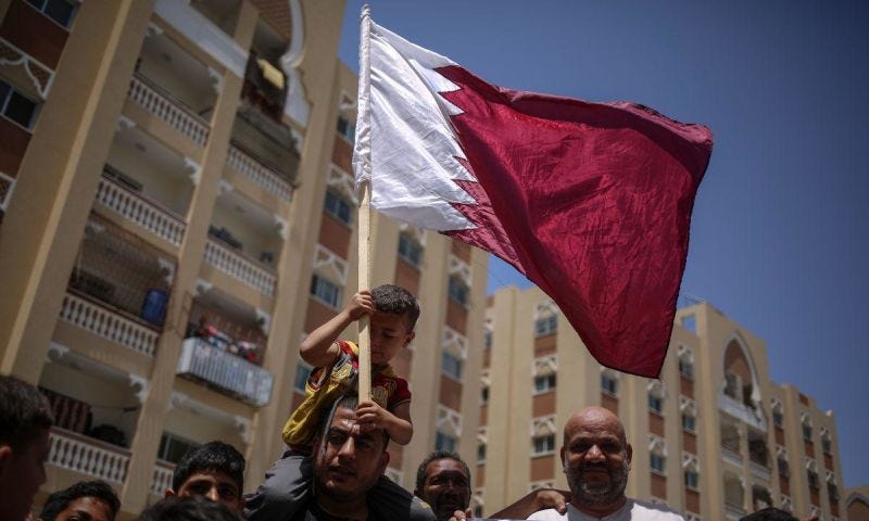 Unos palestinos sostienen banderas y pancartas durante una manifestación en apoyo de Catar, en Gaza, el 9 de junio de 2017.