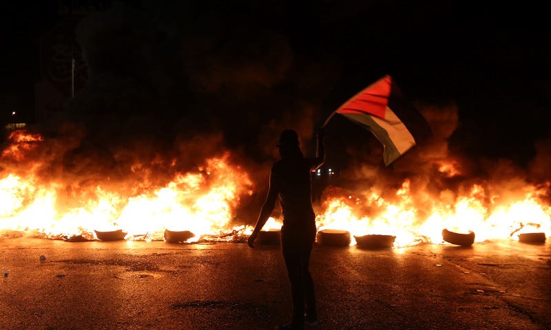 Manifestantes palestinos queman neumáticos durante los enfrentamientos
con las fuerzas israelíes tras una manifestación en apoyo de los presos
políticos en el puesto de control de Huwara, cerca de la ciudad de
Naplusa, en Cisjordania, el 8 de septiembre. (Foto: stringer /
APA)