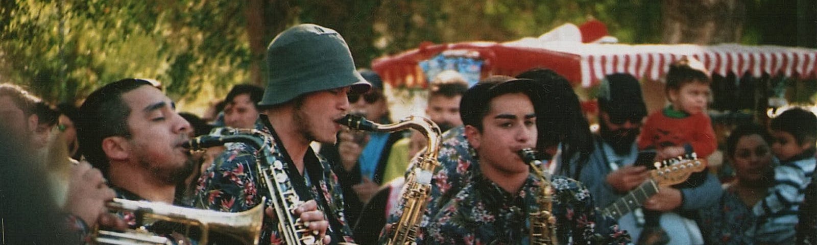 Outdoors, musicians play saxophonesk guitars and trumptges in a harmony of fun.