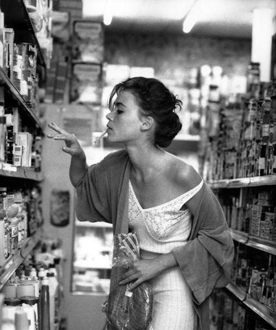 foto chica blanco y negro buscando en supermercado cigarrillo guapa