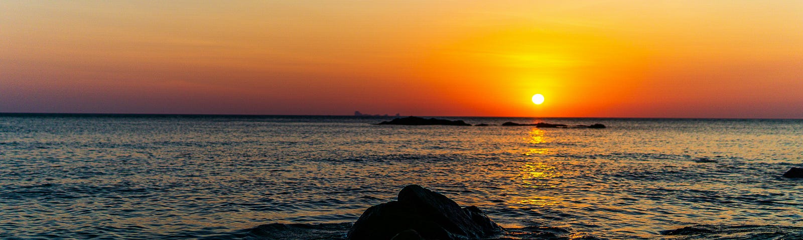 A beautiful sunset over an ocean.