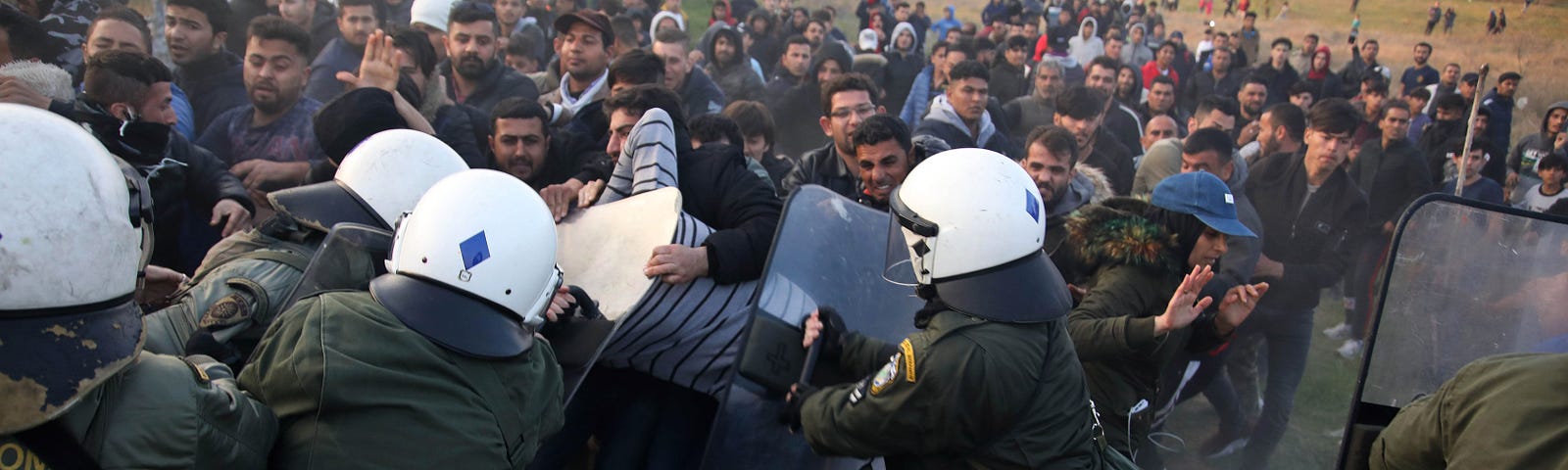 La policía antidisturbios griega se enfrenta a los inmigrantes en el exterior de un campo de refugiados en Diavata, un suburbio occidental de Salónica, el 4 de abril de 2019. (Sakis Mitrolidis / AFP vía Getty Images)