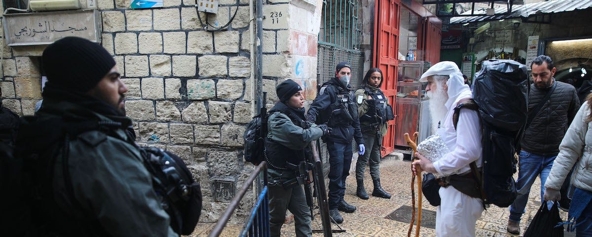 Fuerzas israelíes hacen guardia en un puesto de control, en el marco de las medidas adoptadas para frenar la pandemia del coronavirus (Covid-19), antes de la oración del Viernes en Jerusalén el 20 de marzo de 2020. (Foto: Mustafá Aljaruf / Agencia Anadolu)