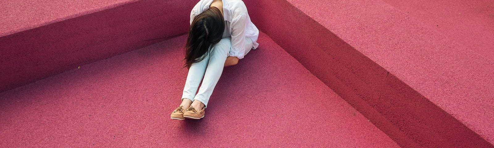 Girl sitting in an empty space. Lucia Landini