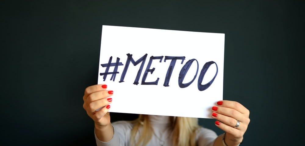 Γυναίκα που κρατάει ένα χαρτί με το #metoo