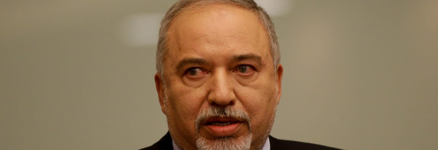 El ministro de defensa israelí Avigdor Lieberman pronuncia un discurso en el Knesset, el parlamento de Israel en Jerusalén, el 14 de noviembre de 2018. (Foto: Ariel Schalit / AP)