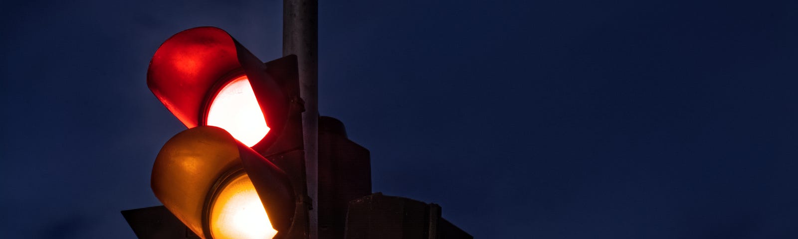 Image of a traffic light at night.