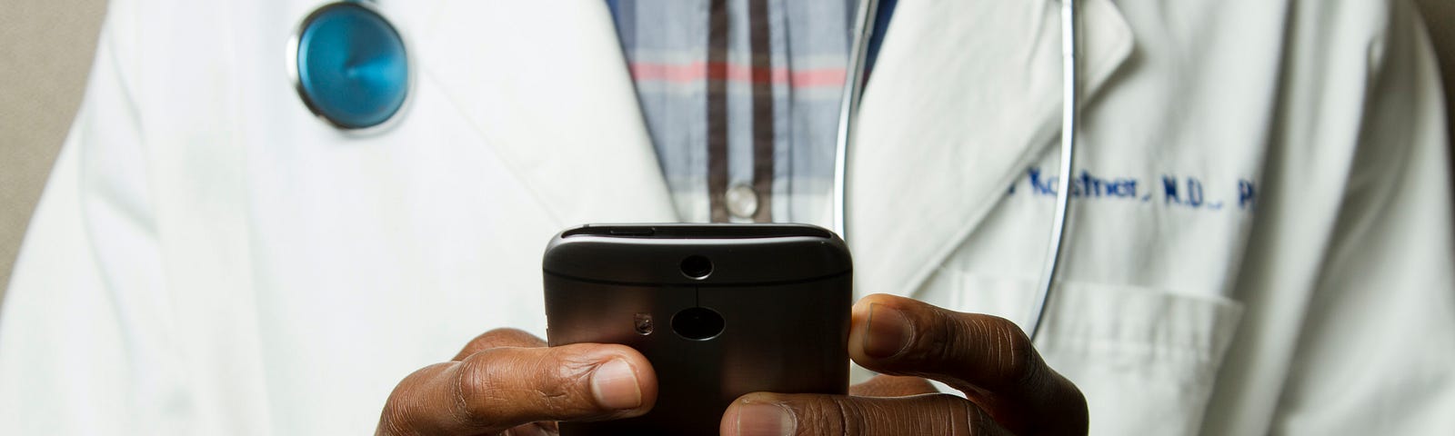 A virtual Primary Care doctor is messaging on the mobile phone