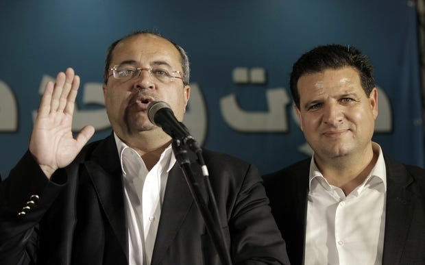 Ahmed Tibi (izda.) y Ayman Odeh, retratados aquí en un acto de la Lista Conjunta durante las elecciones legislativas de 2015, han estado envueltos en una amarga disputa desde que Tibi anunció que dejaba la coalición política. (Foto: AFP)