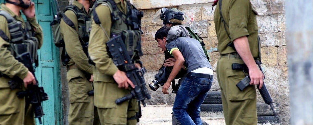 Soldados israelíes detienen a un joven palestino en la ciudad de Hebrón, en Cisjordania, el 22 de septiembre de 2017. (Foto: Mamun Wazwaz / Apaimages)