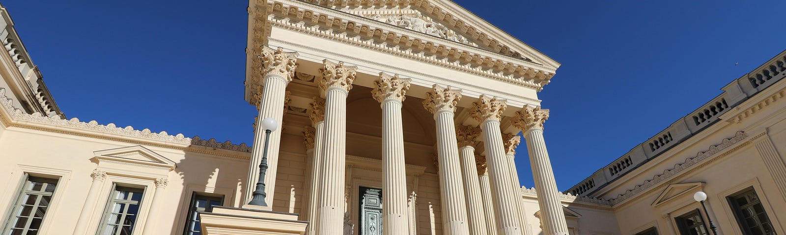 Image of a courtroom from the outside